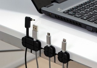 デスクサイドにケーブルをまとめて整理できる「ケーブルクリップ」、上海問屋から