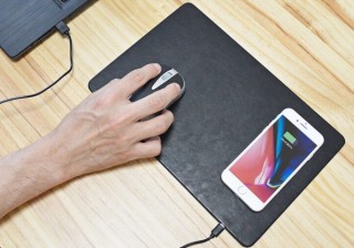 マウスパッドとスマホ充電パッドが合体！1枚2役の「スマート充電マウスパッド」