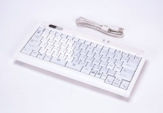 富士通コンポーネント、薄型・軽量の親指シフトキーボード「Thumb Touch」