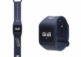 シャープ、ウェアラブル端末「funband」の東京ヤクルトスワローズモデルを発売