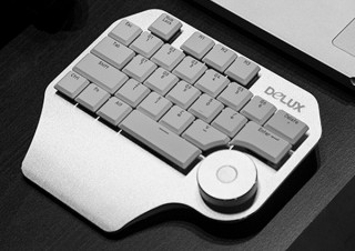半分のキーボード＆ホイールでデザイナーの作業効率を高める「Delux Designer」
