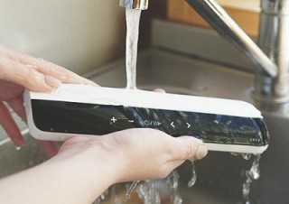 DMM.comから、ペタッと貼り付く防水スピーカー「TOUGH BEAT」が登場