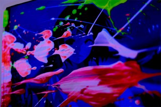 独特なガラス張りの空間で開催される香月恵介氏とHouxo Que氏の2人展「NOUMENON」