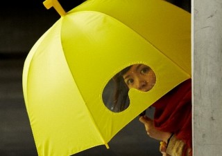 傘を深くさしても前がしっかり見える潜水艦のような「ゴーグル傘」、ヴィレヴァンより