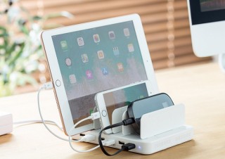 サンワサプライ、USB充電器とスタンドが一体になった充電ステーションを発売
