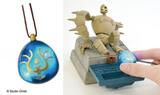 バルス！と唱えると本当に光る「飛行石」ペンダントが登場。7月には連動するロボット兵の発売予定も……