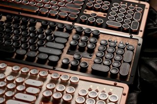 Macにも対応！タイプライター風のキーボード「Azio Retro Classic」をユニットコムが展示