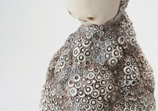 丸みを帯びた“生”を感じさせる姿が表現されている太田夏紀氏の陶展「あしもとの僕」