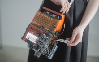 キングジムが「世界最古のテプラ」を制作。スチームパンクテプラ、超古代文明テプラなど