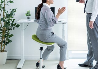 サンワサプライ、座面がフレキシブルに動いてリラックスできるスツールを発売