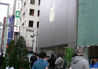 iPhone4購入に300人以上の行列――アップルストア銀座