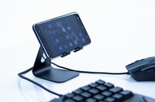 上海問屋、スマホをベスポジにキープできる「アルミ製スマホスタンド」発売