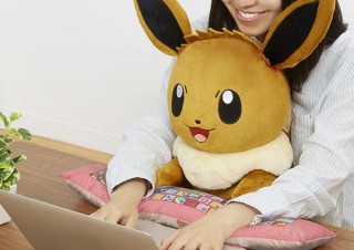 バンダイ、人気ポケモン「イーブイ」のぬいぐるみ型PCクッション第2弾を発売
