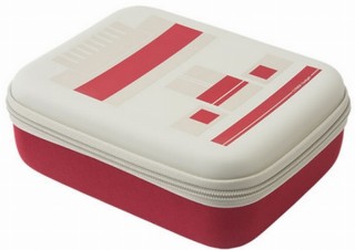 サイバーガジェット、再販開始のミニファミコンがすっぽり収まる「本体収納ケース」発売