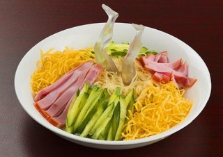 夏の涼し気な犬神家ごっこはコレで、水面から突き出る足を作れる「足氷アイストレー」