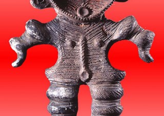 国内外の古美術を赤と青の2つの色に分けて展示する「赤と青のひ・み・つ 聖なる色のミステリー」