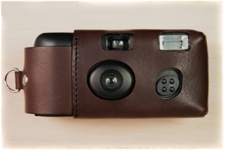 「写ルンです」に高級本革ケース!? ヴィレッジヴァンガードより