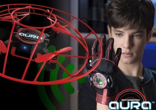 ハンドジェスチャーで自在に操るドローン「Aura」が日本初上陸