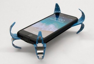 スマホ落とした！その瞬間にバネが飛び出してディスプレイを守る「モバイルエアバッグ」