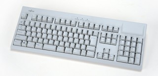富士通、プレミアムキーボード「Libertouch」の後継機2機種を発売