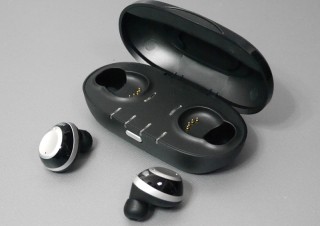 ワンタップで外界の音をオン・オフできるイヤホンで、オフィスの作業も快適に！