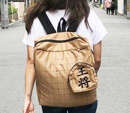 ヴィレッジヴァンガード、本当に指せる将棋盤リュックの予約販売を開始