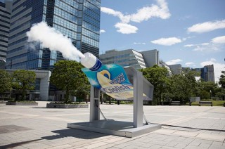 酷暑の日本に救世主登場!? ロッテ、クーリッシュ型の巨大冷気噴射マシーンが誕生！