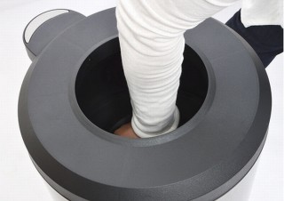 ゴミ箱で手を汚さず圧縮できる「トラアッシュクボックス」、フタが圧縮板になる40Lサイズ