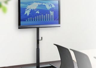 テレビを壁にピタリと寄せられる「テレビスタンド」、会議室や展示会、家庭でも