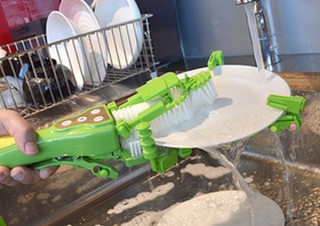 これなら食器洗いが片手でOK！手持ちの食洗機「くるさらウォッシュ」