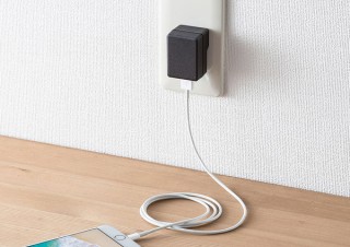 サンワサプライ、約5万時間の使用に耐える高耐久設計のL字型USB充電器を発売