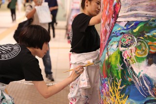 学生たちが柱にアートを描く過程を生で楽しめる「第3回 五大美大生によるPillar Art コンペティション」