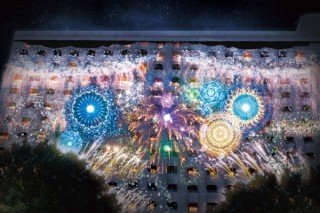 都会で“万華鏡花火”を楽しめる「プロジェクションマッピング高輪花火大会」
