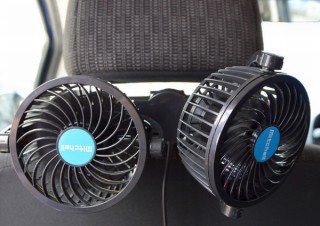 これは猛暑の中の家族ドライブの必需品、後部座席に冷たい風を届ける「爆風ツインファン」