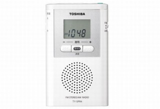 ラジオのサイズが名刺サイズに！LEDライトも付いて非常時にも使える「AM/FMポケットラジオ」