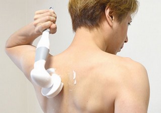 1人では面倒な“背中洗い”、4つのブラシで簡単な電動回転背中洗いブラシ「孫の手ウォッシュ」 