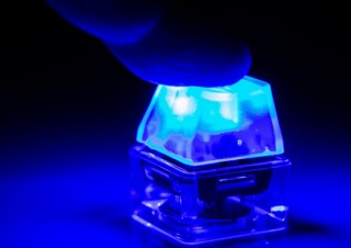 あらゆる場所で青軸のカチカチ打鍵感を楽しめる「メカニカルスイッチキーホルダー」