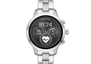 マイケル・コース、GPS搭載のスマートウォッチ「ランウェイ」を発売