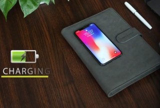 上にスマホを置けばワイヤレス充電器になるシステム手帳「Tesmo」、クラファンが残りわずか