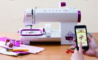 蛇の目ミシン工業、スマホで操作できる小型刺繍専用のミシンを発売