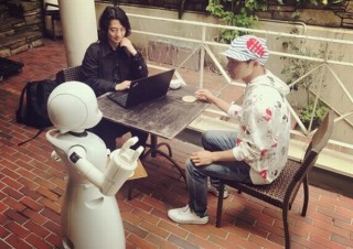 外出困難者がロボットを遠隔操作して接客業などに従事する「テストパイロット」を募集中