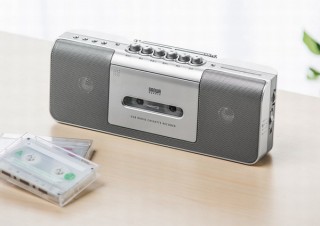 カセットテープ・USBメモリー・ラジオ再生機能を1台に詰め込んだ「カセットプレーヤー」発売