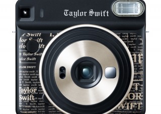 富士フイルム、テイラー・スウィフトがデザインを監修したインスタントカメラ「チェキ」を発売