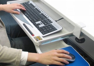 デスクに収納式キーボードとマウストレイを後付できる「クランプ式キーボードトレイ」、サンコーから