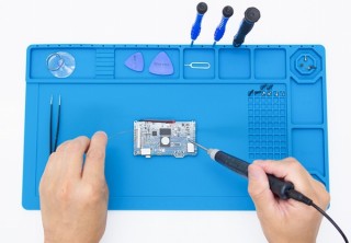 スマホの分解や電子工作などのDIY作業に最適な「耐熱・断熱 シリコン作業マット」、上海問屋