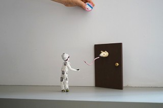 人形たちによるインスタレーションを展開するbanryoku氏の展覧会がスタート