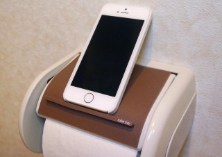 トイレの居心地がグレードアップ！？ 個室内でスマホを使いやすくする禁断のグッズ