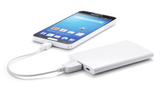 サンワサプライ、厚さ9mmの持ち運びやすいモバイルバッテリー「BTL-RDC11WN」