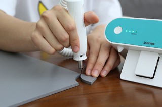 さまざまな材質を高速振動でカットできる充電式の超音波カッター「ワンダーカッター」が登場