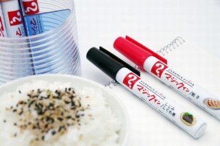 ふりかけの入れ物がマジックインキ！ペンタイプで「どんなものにも掛けやすい」